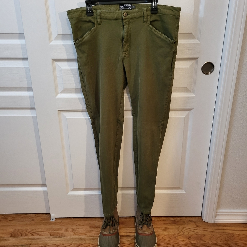 Flylow Murry Courdoroy pants in forest ygreen, size 34